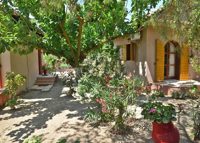 Therianos Traditional Lantgård *